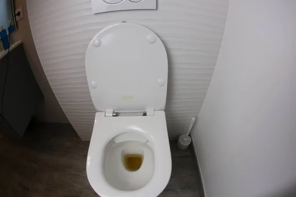 Modern Banyodaki Kirli Tuvaletin Yakın Plan Çekimi — Stok fotoğraf