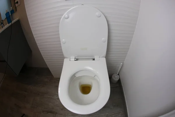 Gros Plan Toilettes Sales Dans Salle Bain Moderne — Photo