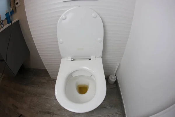現代のバスルームで汚いトイレのクローズアップショット — ストック写真