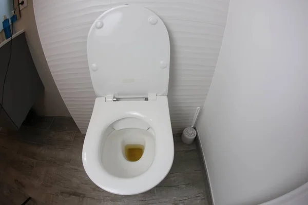 現代のバスルームで汚いトイレのクローズアップショット — ストック写真