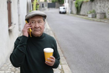 Şehir caddesinde şık giyinmiş yakışıklı son sınıf öğrencisinin portresi.