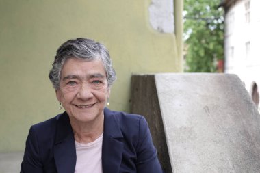 Sokakta şık kıyafetler içinde güzel bir son sınıf kadınının portresi.