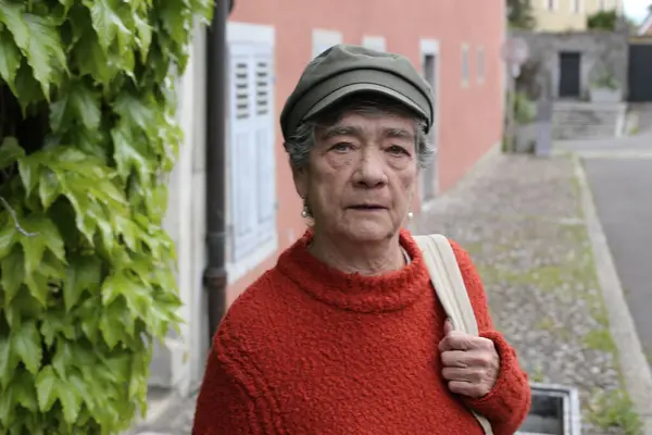 Portrét Krásné Starší Ženy Stylovém Oblečení Ulici — Stock fotografie
