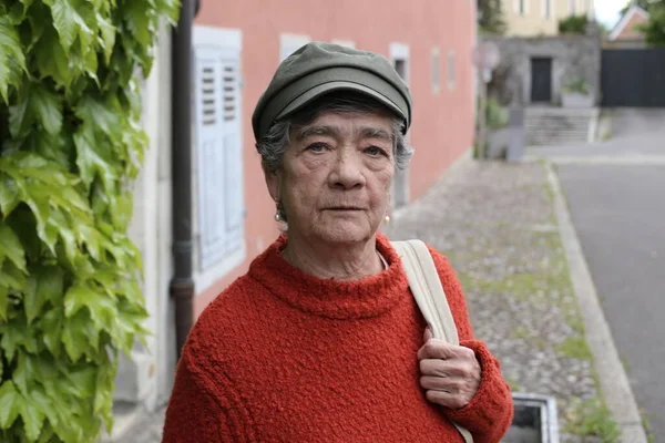 Porträt Einer Schönen Seniorin Stylischer Kleidung Auf Der Straße — Stockfoto