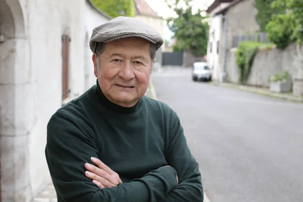 Porträtt Stilig Senior Man Snygga Kläder Stadens Gata — Stockfoto