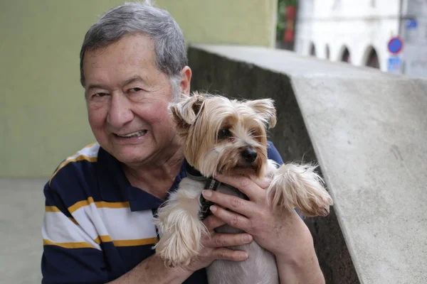 Close Portret Van Knappe Senior Man Met Zijn Hond Straat — Stockfoto