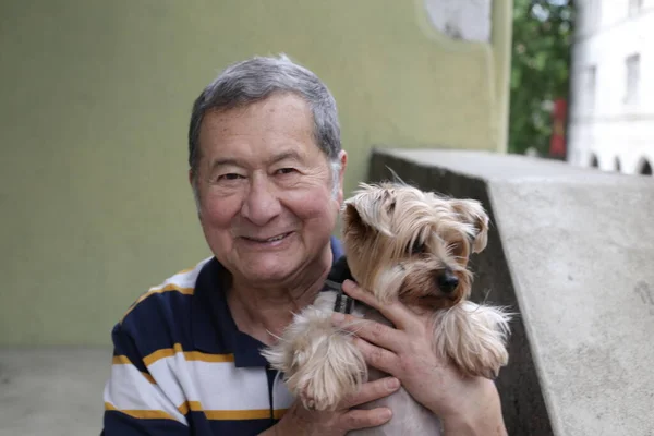 Close Retrato Belo Homem Sênior Com Seu Cão Rua — Fotografia de Stock