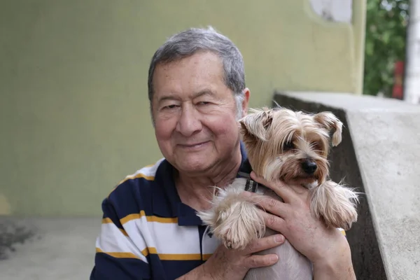 Närbild Porträtt Stilig Senior Man Med Sin Hund Gatan — Stockfoto