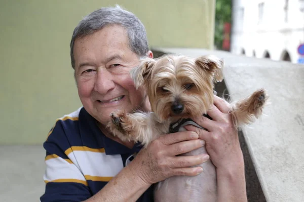 路上で犬と一緒にハンサムな老人の肖像画 — ストック写真