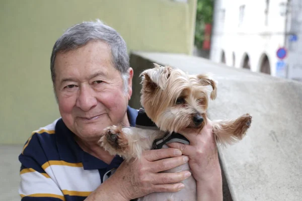Nahaufnahme Porträt Eines Gut Aussehenden Älteren Mannes Mit Hund Auf — Stockfoto