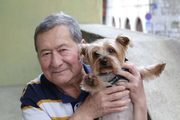 一位英俊的老人和他的狗在街上的特写 — 图库照片