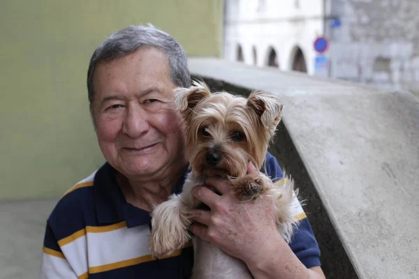 一位英俊的老人和他的狗在街上的特写 — 图库照片