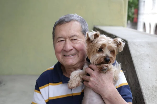 Close Retrato Belo Homem Sênior Com Seu Cão Rua — Fotografia de Stock