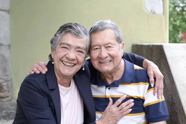 Şehir Caddesinde Güzel Yaşlı Bir Çiftin Yakın Plan Portresi — Stok fotoğraf