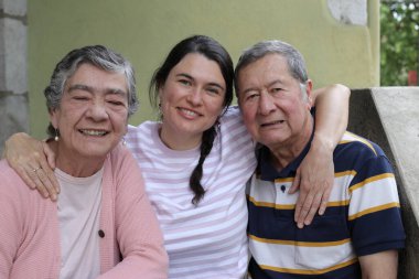 Yetişkin kızıyla mutlu yaşlı ebeveynlerin grup portresi