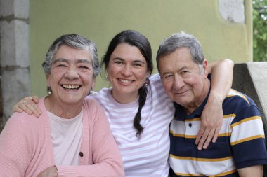 Yetişkin kızıyla mutlu yaşlı ebeveynlerin grup portresi