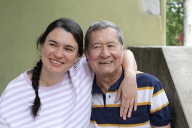 Baba ve genç kızının sokakta çekilmiş yakın plan portresi.