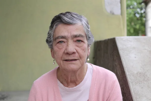 Portret Pięknej Starszej Kobiety Stylowych Ubraniach Ulicy — Zdjęcie stockowe