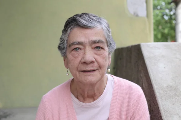 Porträtt Vacker Senior Kvinna Snygga Kläder Gatan — Stockfoto