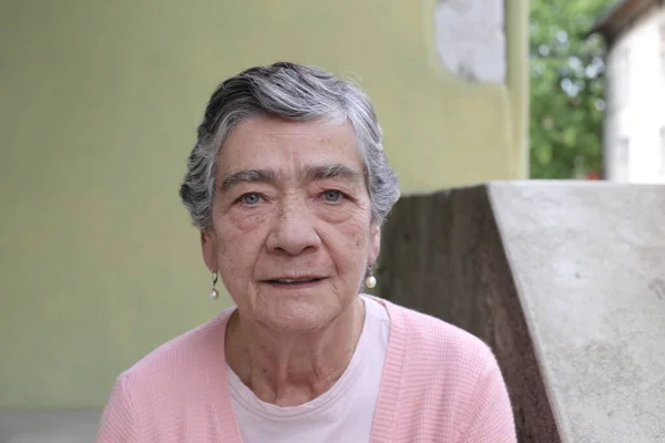 Portret Pięknej Starszej Kobiety Stylowych Ubraniach Ulicy — Zdjęcie stockowe