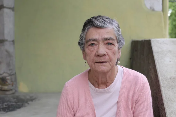 Porträtt Vacker Senior Kvinna Snygga Kläder Gatan — Stockfoto