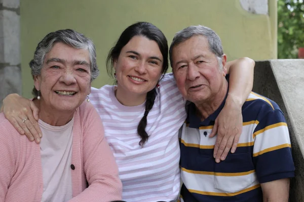 Yetişkin Kızıyla Mutlu Yaşlı Ebeveynlerin Grup Portresi — Stok fotoğraf