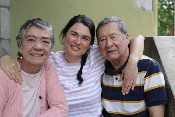 Grupp Porträtt Glada Äldre Föräldrar Med Vuxen Dotter — Stockfoto
