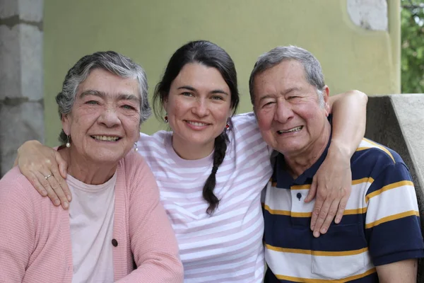 Gruppenporträt Glücklicher Älterer Eltern Mit Erwachsener Tochter — Stockfoto