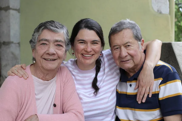 Grupp Porträtt Glada Äldre Föräldrar Med Vuxen Dotter — Stockfoto