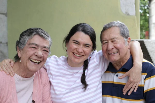 Retrato Grupo Padres Mayores Felices Con Hija Adulta — Foto de Stock