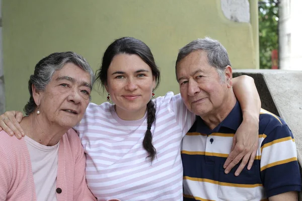 Gruppenporträt Glücklicher Älterer Eltern Mit Erwachsener Tochter — Stockfoto