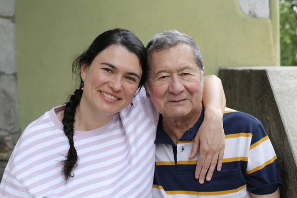 Primer Plano Retrato Padre Mayor Con Hija Pequeña Calle —  Fotos de Stock
