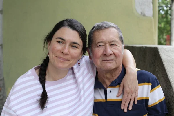 Nahaufnahme Porträt Eines Älteren Vaters Mit Kleiner Tochter Auf Der — Stockfoto