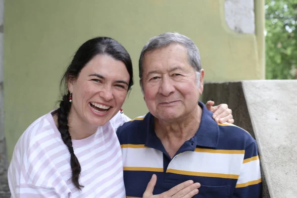 Primer Plano Retrato Padre Mayor Con Hija Pequeña Calle —  Fotos de Stock