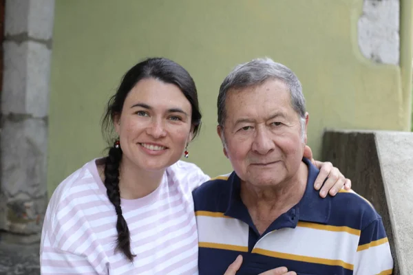 Nahaufnahme Porträt Eines Älteren Vaters Mit Kleiner Tochter Auf Der — Stockfoto