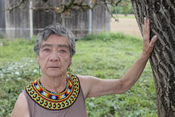 Retrato Mulher Sênior Bonita Roupas Tradicionais Colombianas Natureza — Fotografia de Stock