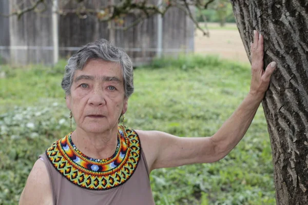 身着哥伦比亚传统自然服装的漂亮老年妇女的肖像 — 图库照片