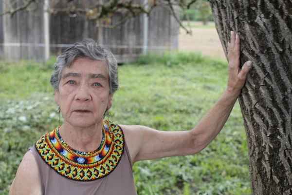 Portret Pięknej Starszej Kobiety Tradycyjnej Kolumbijskiej Odzieży Łonie Natury — Zdjęcie stockowe