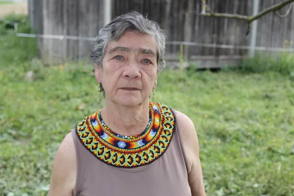 Portret Pięknej Starszej Kobiety Tradycyjnej Kolumbijskiej Odzieży Łonie Natury — Zdjęcie stockowe