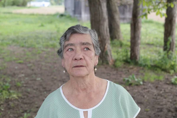 Portrét Krásné Starší Ženy Stylovém Oblečení Přírodě — Stock fotografie
