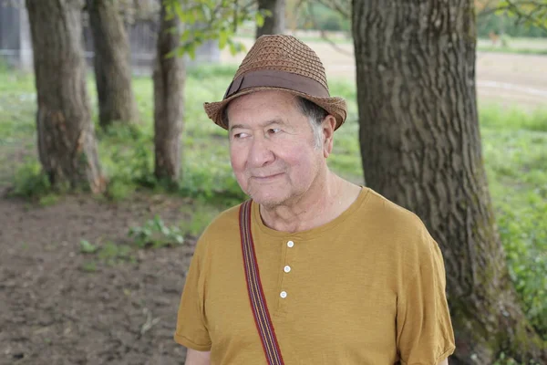 Porträtt Stilig Senior Man Snygga Kläder Naturen — Stockfoto