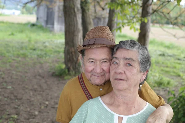 Nahaufnahme Porträt Eines Schönen Senioren Paares Über Die Natur — Stockfoto