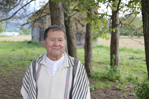 自然界の伝統的なコロンビアの服でハンサムな老人の肖像画 — ストック写真