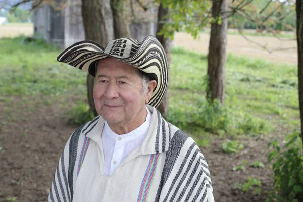 Portrait Bel Homme Âgé Vêtements Traditionnels Colombiens Sur Nature — Photo