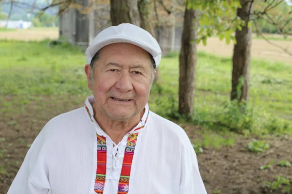 自然界の伝統的なコロンビアの服でハンサムな老人の肖像画 — ストック写真