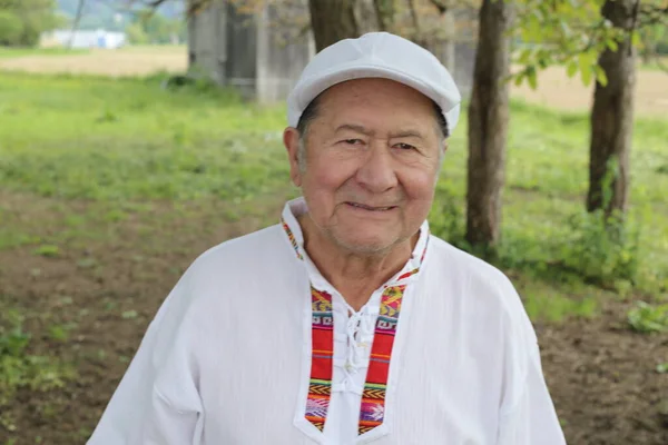 Portret Przystojnego Starszego Mężczyzny Tradycyjnych Kolumbijskich Ubraniach Łonie Natury — Zdjęcie stockowe