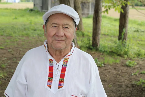Doğada Geleneksel Kolombiya Kıyafetleri Içinde Yakışıklı Bir Adamın Portresi — Stok fotoğraf