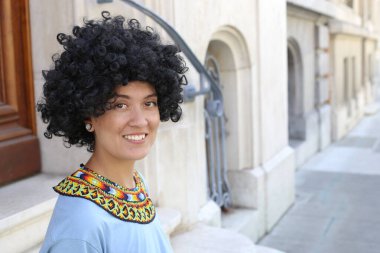 Geleneksel Kolombiya kıyafetleri içinde güzel bir genç kadının portresi.