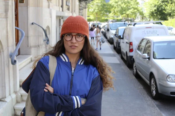 Şehir Caddesinde Şık Giyinmiş Güzel Bir Genç Kadının Portresi — Stok fotoğraf