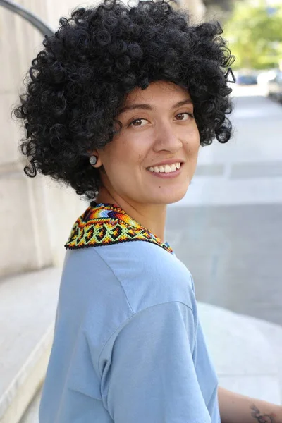 Portret Pięknej Młodej Kobiety Tradycyjnych Kolumbijskich Ubraniach Kręconymi Włosami Ulicy — Zdjęcie stockowe